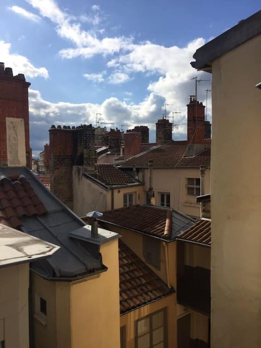 Le Silence Des Toits / Silence Under The Roofs *