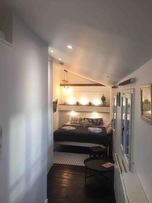 Le Silence Des Toits / Silence Under The Roofs Apartamento *