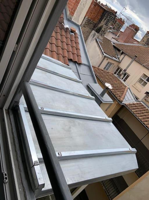 Le Silence Des Toits / Silence Under The Roofs Apartamento *