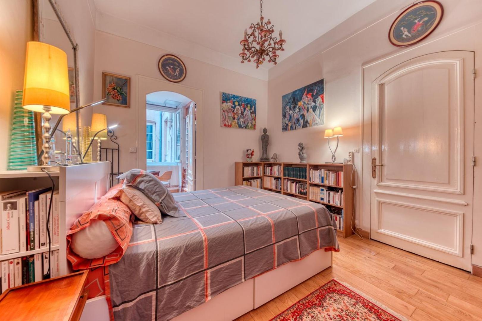 Guestready - Literary Retreat Amidst Antiques