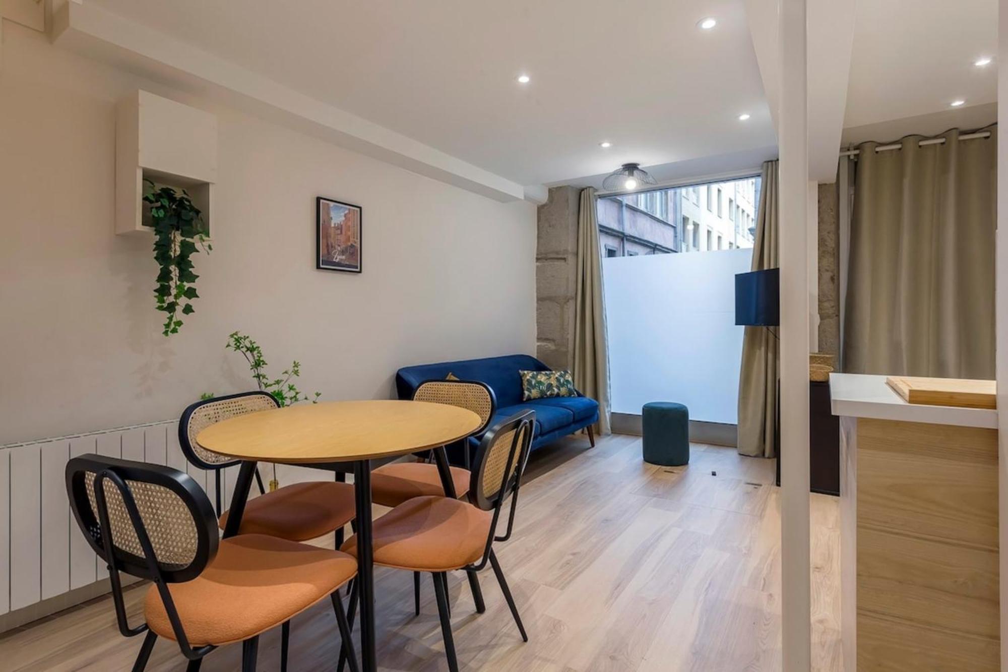 Charming Duplex Nest Newly Renovated *