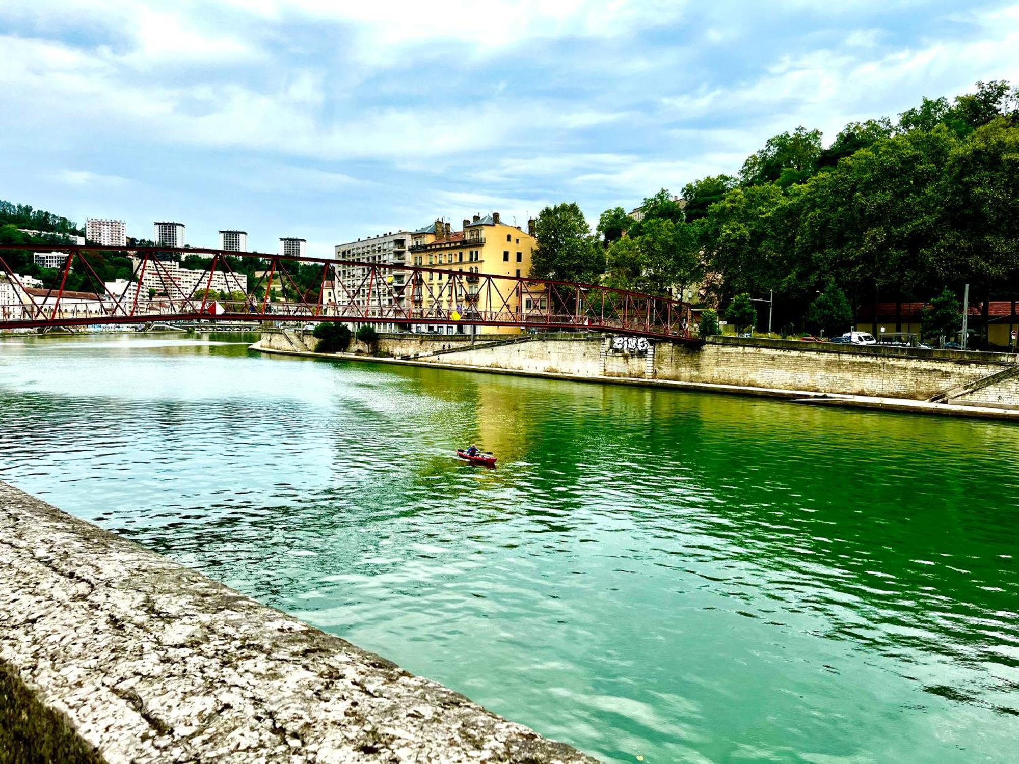 Vue Sur L'eau * Lyon