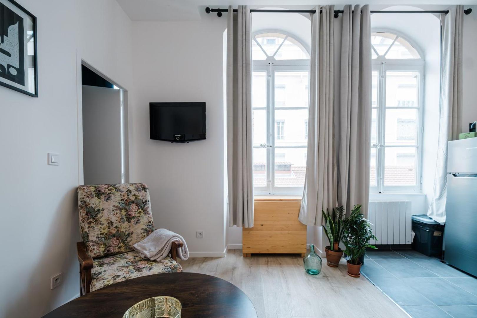 Bright, Relaxing City-centre Ail Apartment