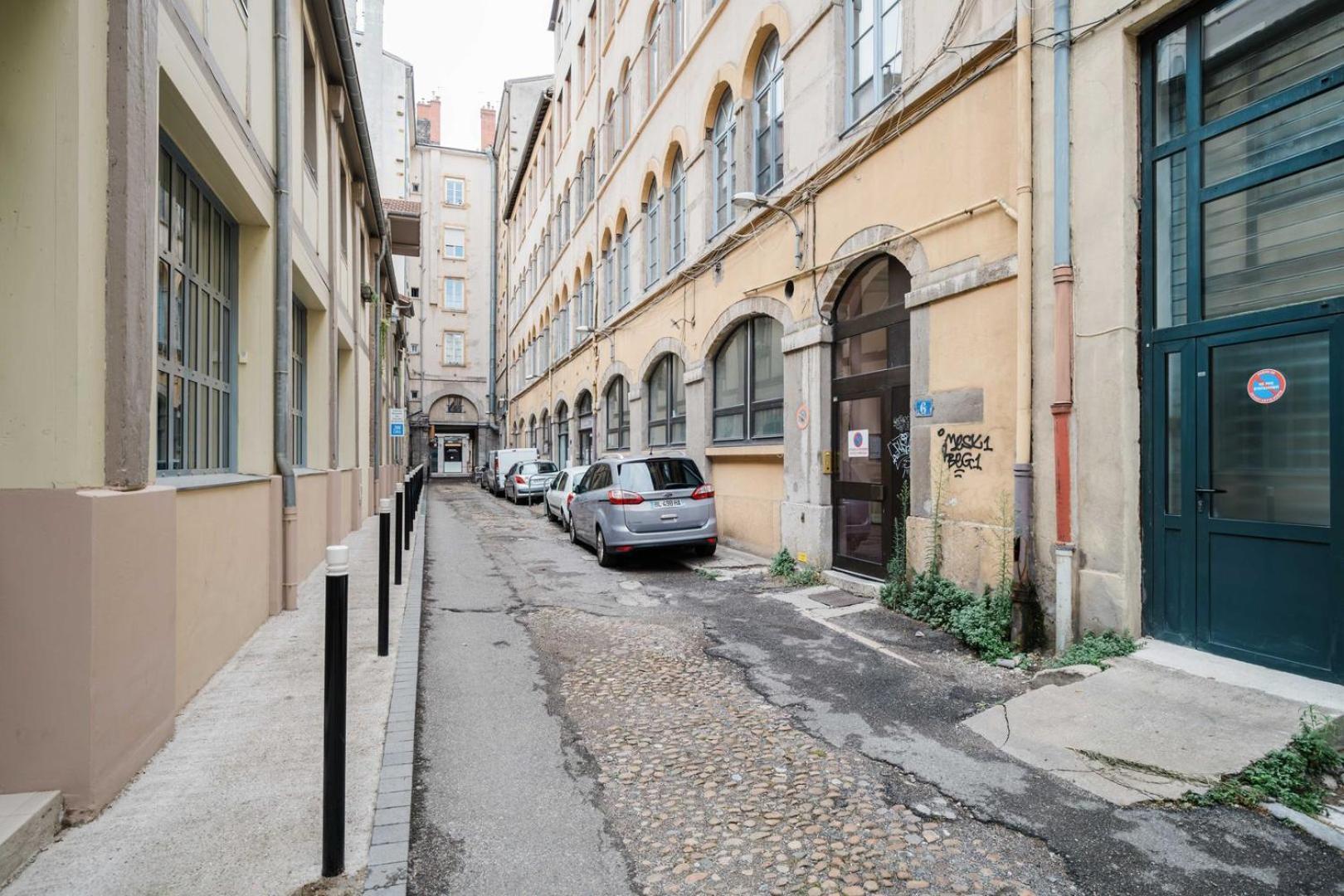 Bright, Relaxing City-centre Ail Apartment